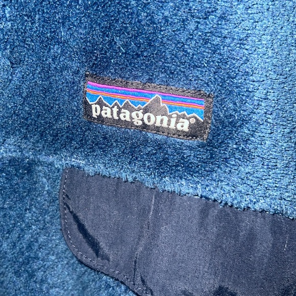 Patagonia pullover with pockets in a teal color. - Picture 2 of 5